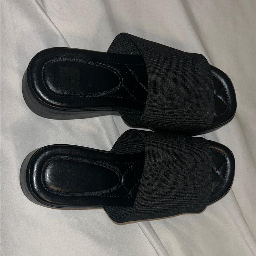 Black Minimalist Sandals with Thick Sole and Soft Strap
